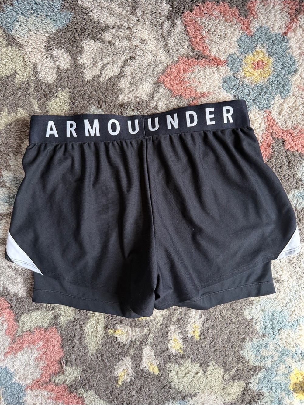 Under Armour Black Women’s Lg Athletic Shorts with White Trim and pockets - Picture 4 of 9
